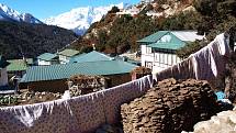 Osada Tengboche (3867 m.n.m.). Peřiny se tu větrají na slunci přímo vedle hromady sušených jačích výkalů.