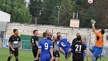 Fotbalisté Loun (v modrém) si již v domácím poháru nezahrají. Podlehli doma Brandýsu 0:2.