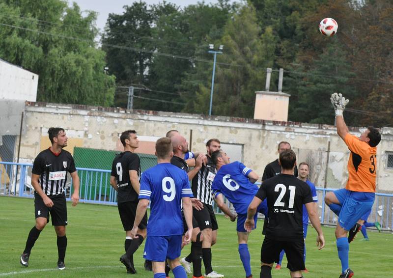 Fotbalisté Loun (v modrém) si již v domácím poháru nezahrají. Podlehli doma Brandýsu 0:2.