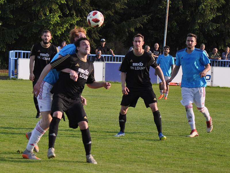 Fotbalistům Loun (v černém) nepomohla drtivá převaha, ani čtvrthodinová přesilovka. Po penaltách na ně zbyl jen bod.