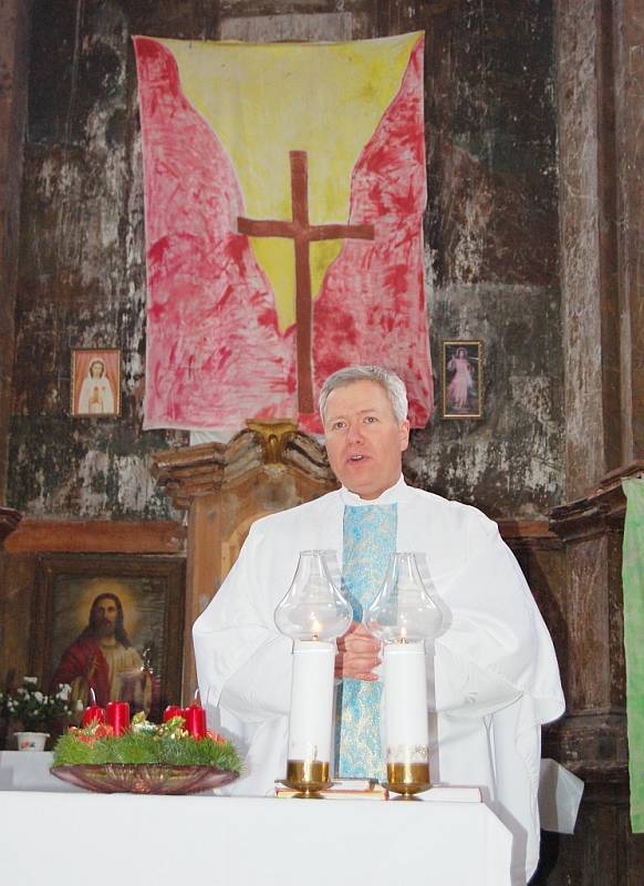 Farář Vilém Marek Štěpán sloužil slavnostní mši ve zdevastovaném kostele v Siřemi
