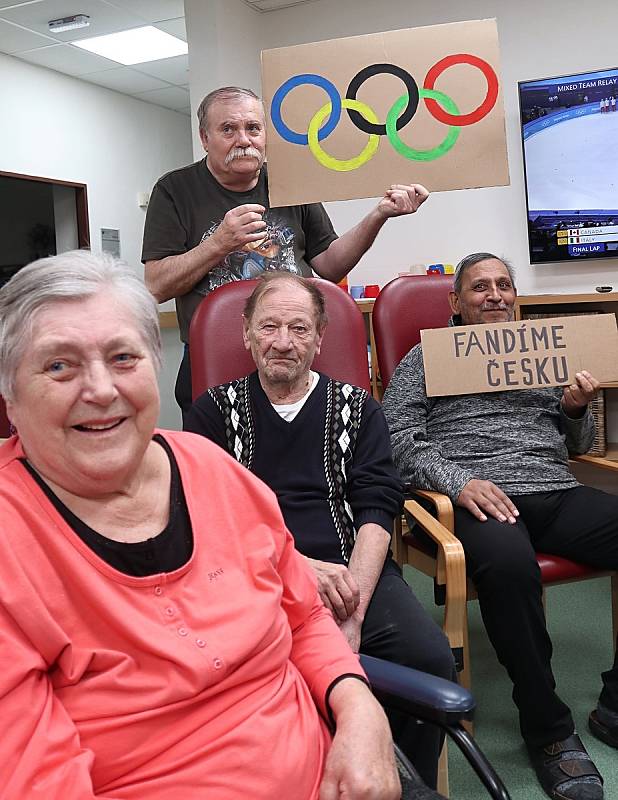 Klienti Domova pro seniory ve Vroutku se na fandění našim na olympiádě připravili.