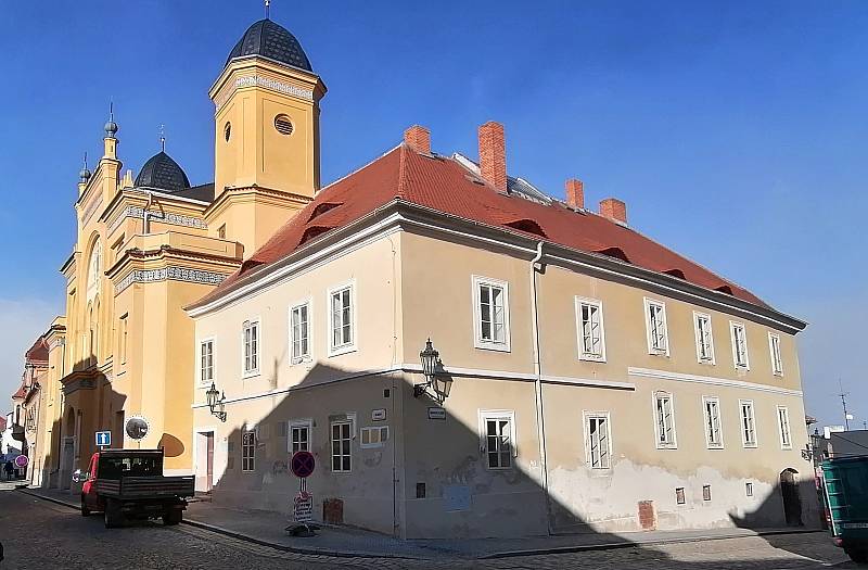 Druhá největší synagoga v Čechách, v Žatci, prochází rozsáhlou rekonstrukcí. Její majitel, bývalý primátor Chomutova Daniel Černý, ji mění v multifunkční kulturní prostor,