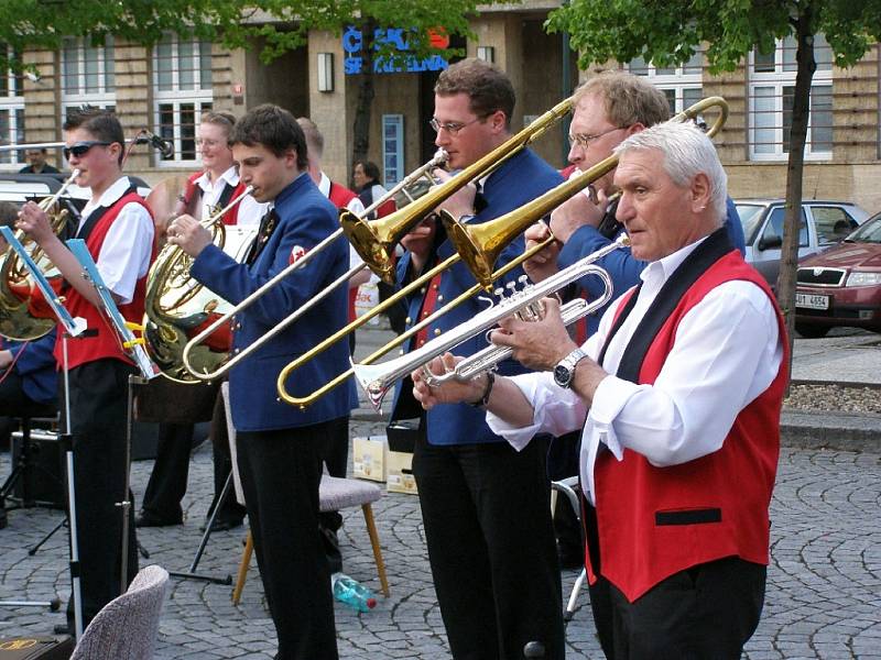 Německý orchestr Musikverein Kibingen e V. (v modrém) při společné hře s lounskými muzikanty.