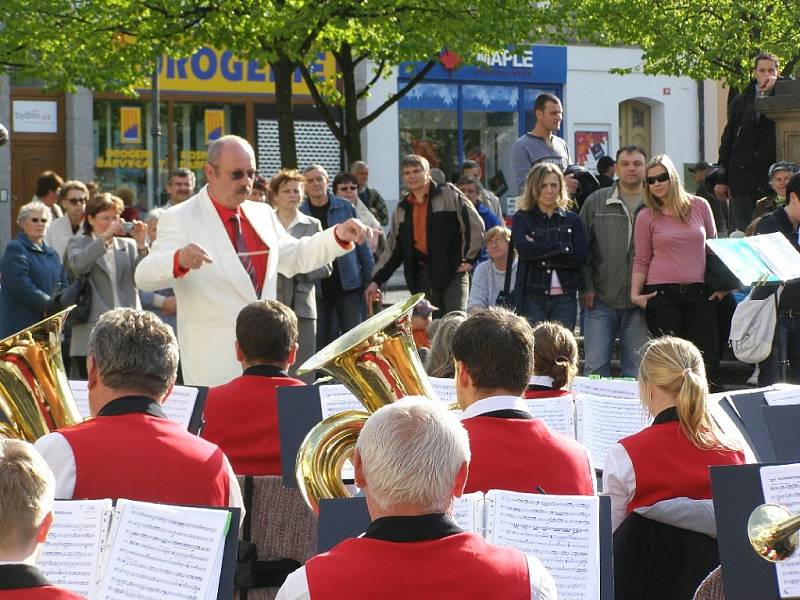 Dechový orchestr Základní umělecké školy v Lounech vede Jaromír Laksa.