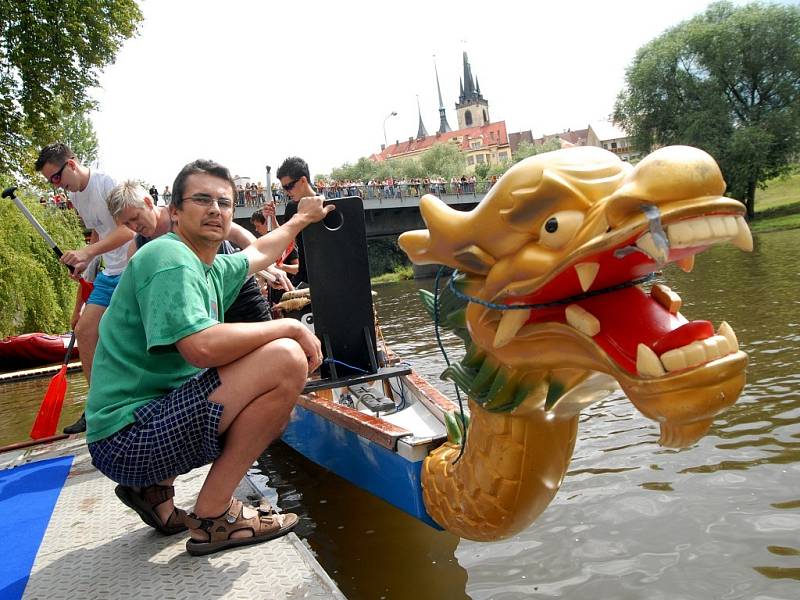 Dračí lodě na závodech v Lounech.