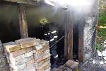 Hasiči likvidují požár odpadků ve staré chatě v žatecké ulici Čeradická