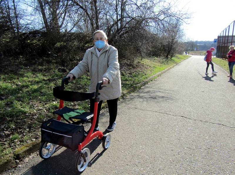 Jarní počasí vytáhlo lidi k řece. V akci byly brusle, kola i hole.