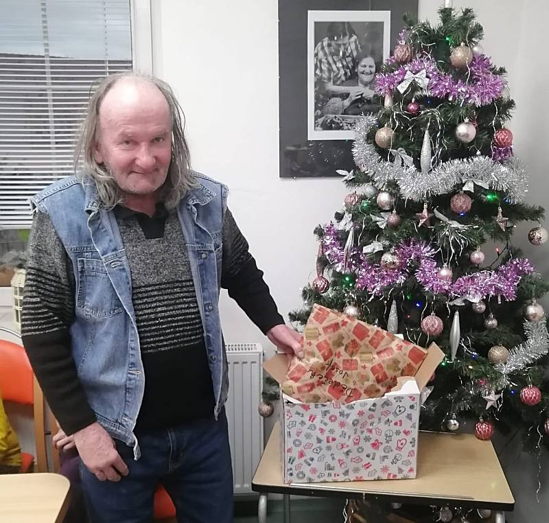 Klienti domova pro seniory ve Vroutku dostali různé dárky.