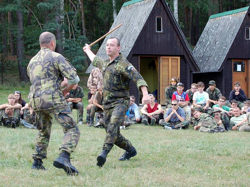 Účastníci Army tábora sledují ukázky zásahů skutečných vojáků při pondělním setkání v Žerotíně.