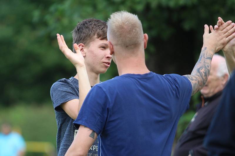 Fotbalisté Chlumčan (v modro-červeném) doma padli 1:4 s Osekem.