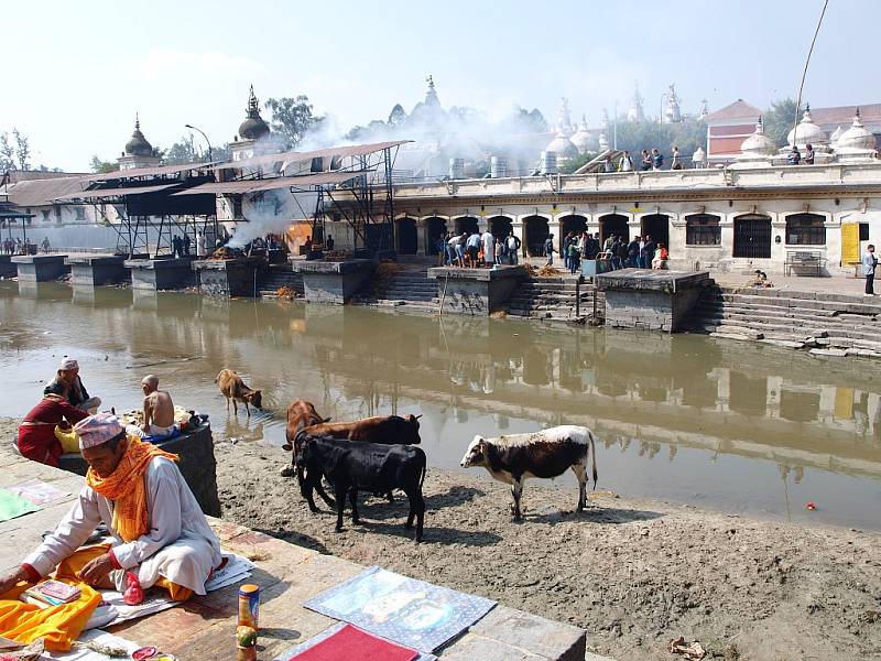 Chrám Pashupatinath v Káthmandú je nejvýznamnějším poutním místem pro hinduisty v Nepálu. Přímo u něj se pozůstalí loučí se svými zemřelými. Položí je na vyvýšená místa - gháty, zarovnají dřevem a zapálí. Popel končí v řece