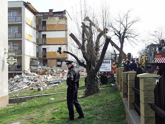 Zřícená část lounského hotelu Oharka o Velikonocích 2002.