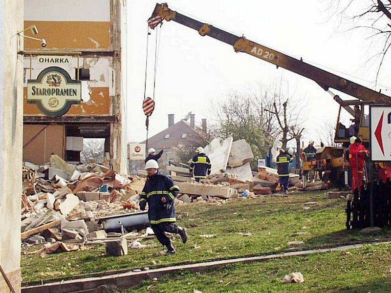 Zřícená část lounského hotelu Oharka o Velikonocích 2002.