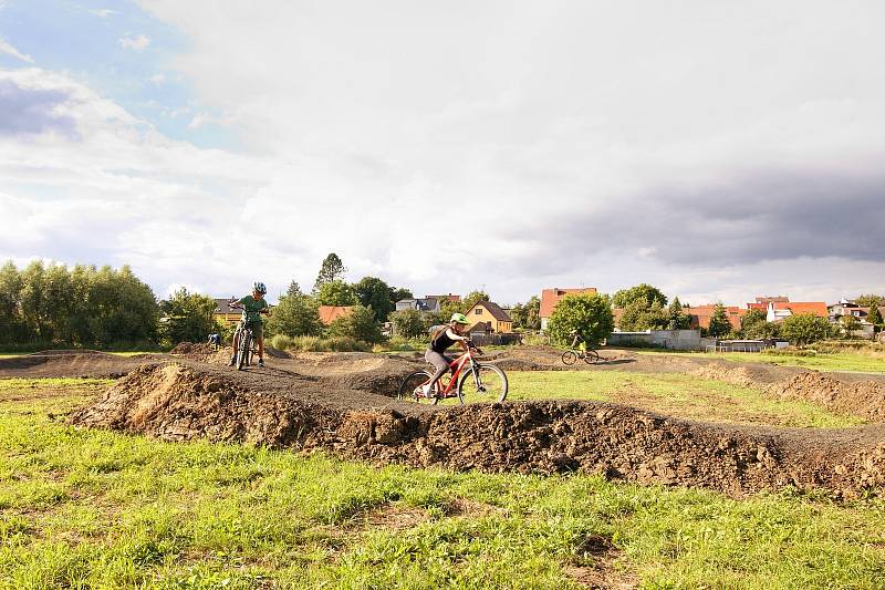Pumptrackové dráhy pro cyklisty u fotbalového hřiště v Hlubanech u Podbořan.