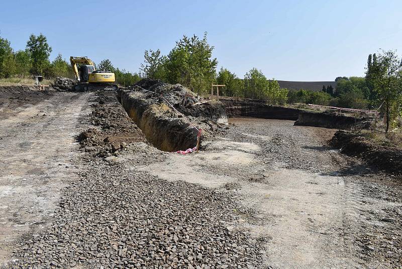 V lokalitě Na Lišce v Podbořanech vzniknou stavební parcely. V současné době se tam pokládá kanalizace.