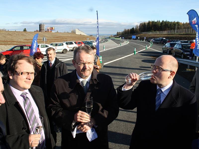 Premiér Bohuslav Sobotka (vpravo) si připíjí při slavnostním otevření silnice Lubenec - Bošov. Nechyběli Jan Kroupa, generální ředitel ŘSD, a ministr dopravy Dan Ťok (zleva).