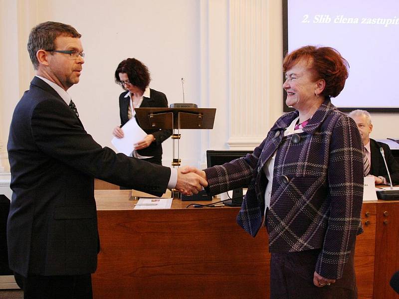 Již bývalý starosta Jan Kerner blahopřeje nově zvolené místostarostce Editě Hořejší