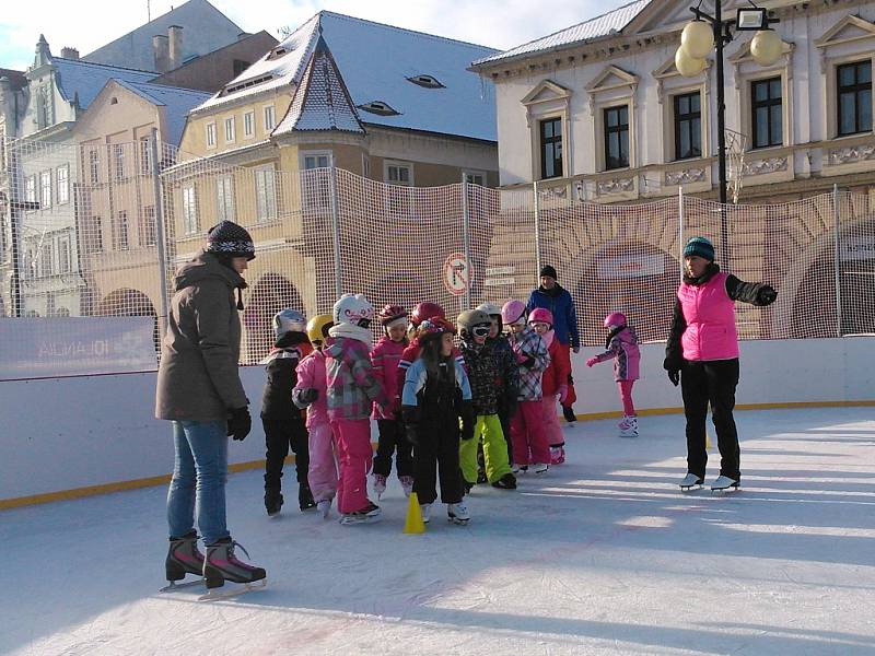 Prvňáci ze ZŠ Petra Bezruče na hodině bruslení na žateckém náměstí Svobody