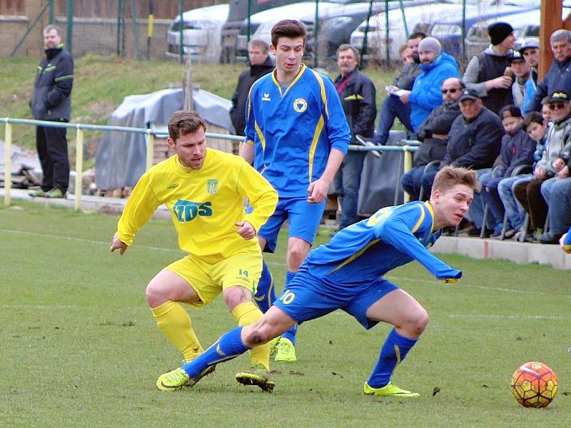 FK Litoměřicko B (v modrém) - FK Slavoj Žatec (žlutí) 4:5 po penaltovém rozstřelu.