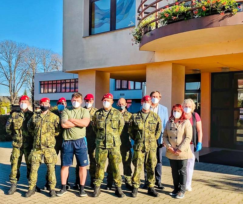 Žatečtí vojáci nyní pomáhají v několika sociálních zařízeních na severozápadě Čech.