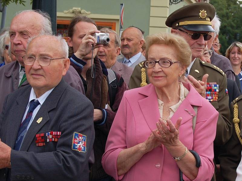 Zoe Klusáková, dcera armádního generála Ludvíka Svobody (vpravo)