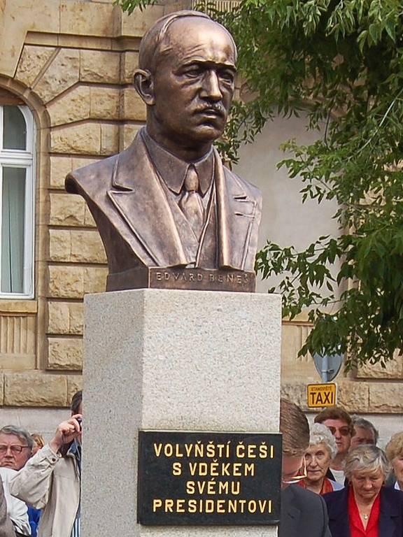 Nová busta E. Beneše na žateckém Kruhovém náměstí