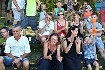 Lidé se baví při programu oslav 700 let od první písemné zmínky obce Chlumčany u Loun. Uskutečnily se v roce 2016