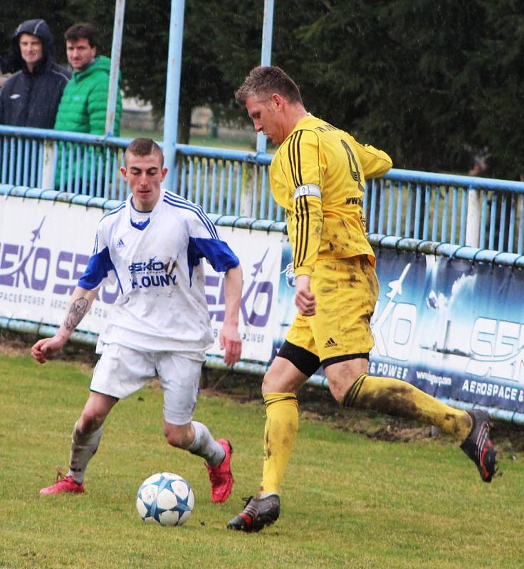 Fotbalisté Loun (v bílém) ovládli zápas s Litvínovem. Oslavili výhru 6:0. 