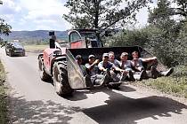 Hasiči jedou na pomoc. Sobota 3. července v obci Stebno na Lounsku.