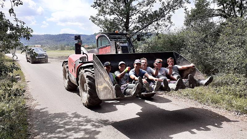 Hasiči jedou na pomoc. Sobota 3. července v obci Stebno na Lounsku.