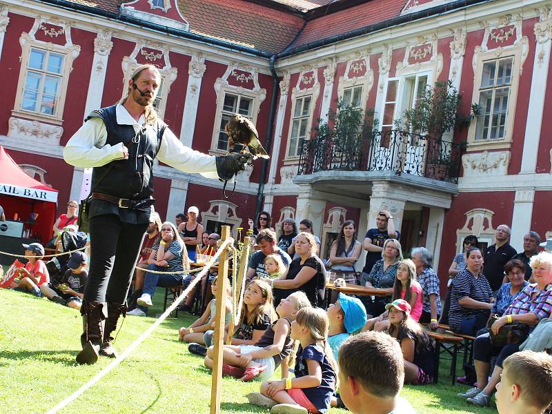 Oblíbená zahradní slavnost se konala na zámku Stekník u Žatce.