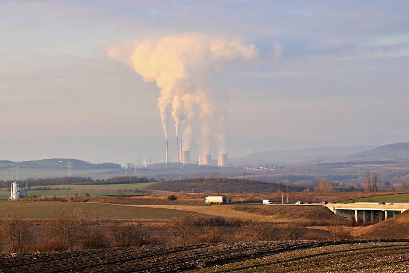 Elektrárna Počerady pohledem od Loun