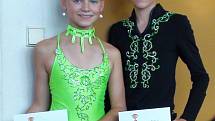 Tereza Sailerová a Martin Batala, úspěšní tanečníci v šatech a oblecích od Libuše Pánkové.