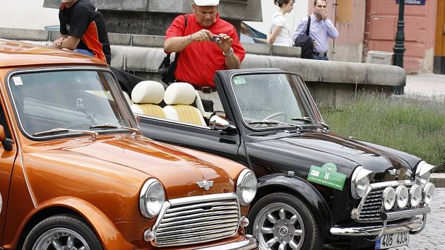 Účastníci peruckého Mini Cooper srazu při návštěvě Loun