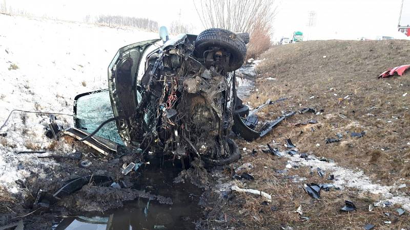 Tragická nehoda u nájezdu na obchvat Sulce nedaleko Toužetína. Čelně se srazila dvě osobní auta, jeden člověk zemřel. Únor 2021.