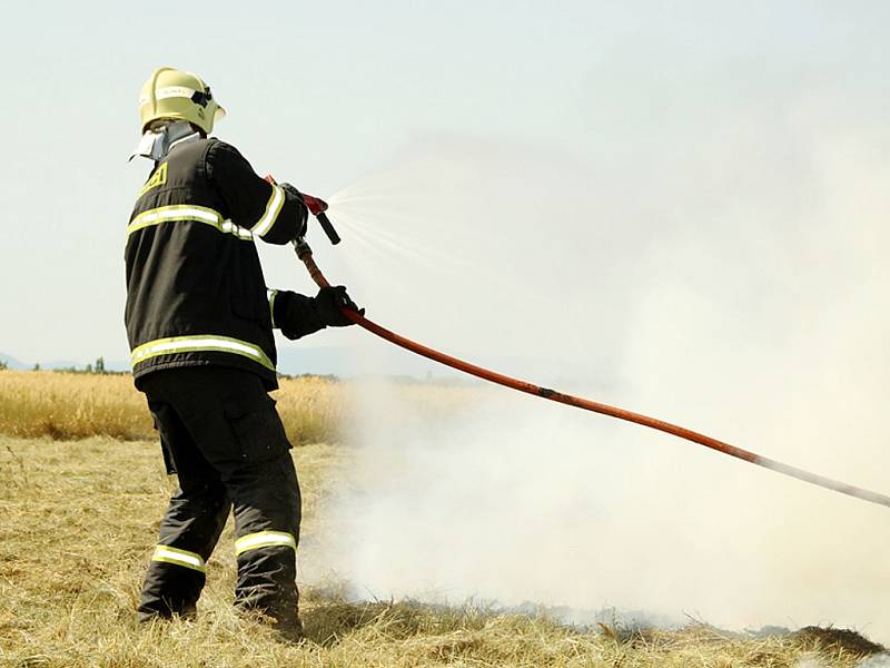Hasiči likvidují požár u Hrušovan
