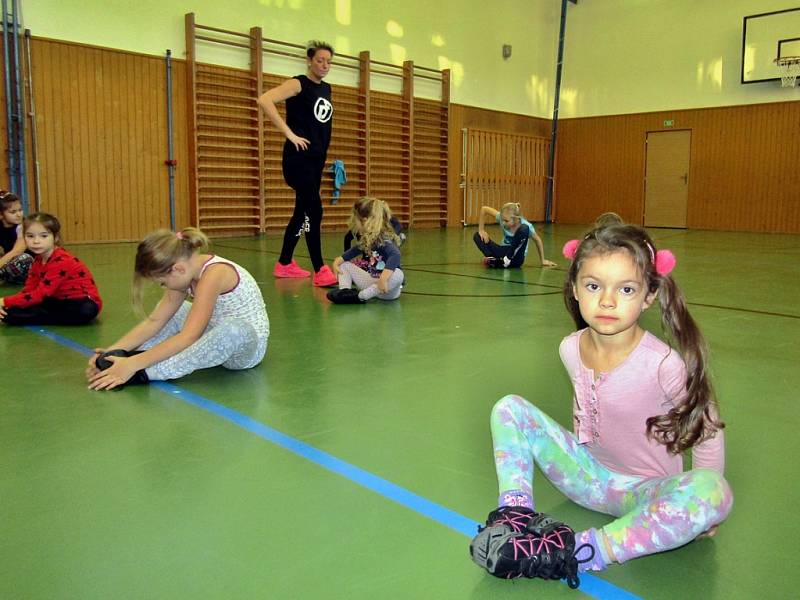 Malí tanečníci při tréninku v Žatci