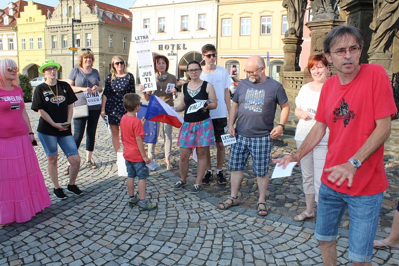 Pět desítek lidí se sešlo v úterý v podvečer u Morového sloupu na centrálním náměstí v Žatci.