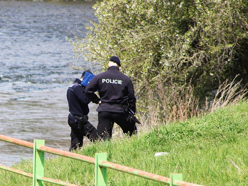 Ve čtvrtek 29. dubna bylo v Žatci u jezu nalezeno mrtvé ženské tělo.