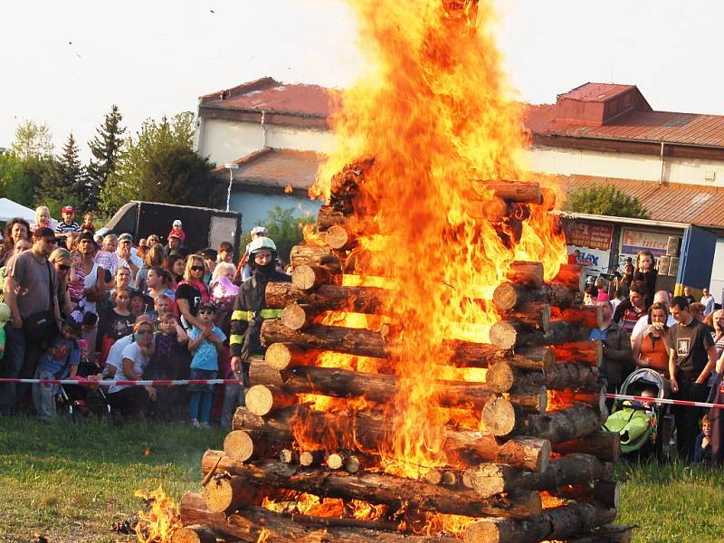 Průvod městem a pálení čarodějnic v Žatci