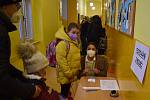 Děti v ZŠ Komenského alej v Žatci se testovaly na covid