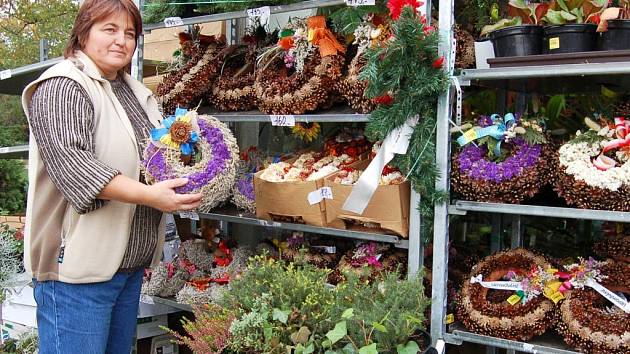 Jaroslava Holá ze žateckého květinářství připravuje nabídku věnečků a květin.