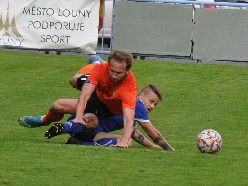 Fotbalisté Loun (v oranžovém) si vyšlápli na vedoucí celek soutěže a poslali ho domů se čtyřgólovým přídělem.