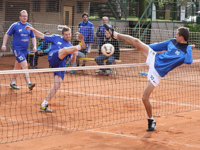 Utkání nohejbalistů Žatce (v modrých trenýrkách) proti Modřicím