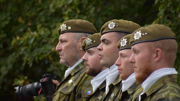 Vojáci 4. brigády rychlého nasazení mají nově barety v khaki barvě. Na snímku při zářijovém pietním aktu u Památníku letců v Žatci.