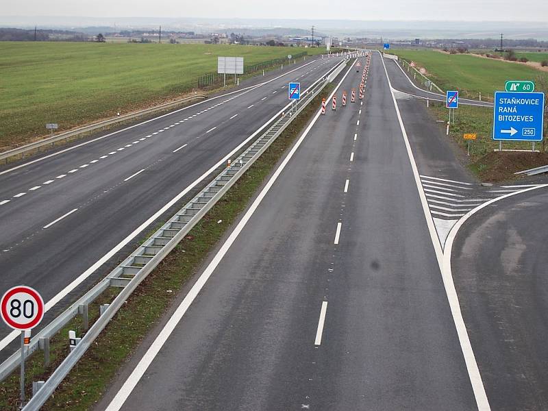 Dálnice D7 nyní končí u Bitozevsi. Dál na Louny a Slaný čtyřproudová komunikace chybí, úsek k Postoloprtům se má ale začít stavět už letos.