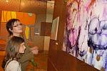 Návštěvníci jedné z výstav sbírky manželů Zemanových si ji prohlížejí v žatecké Galerii Sladovna. Archivní foto