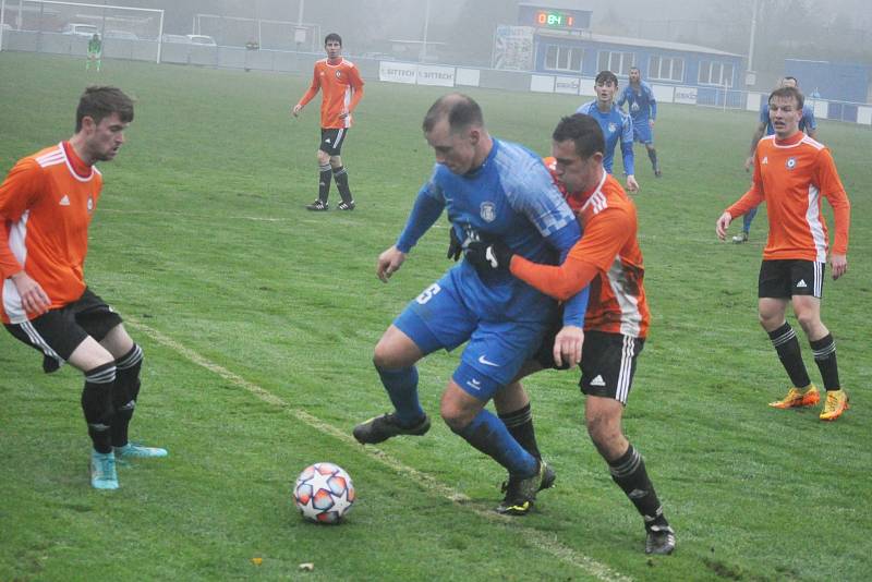 FK SEKO Louny (v modrém) - SK Újezd Praha 4 1:1 (0:1).