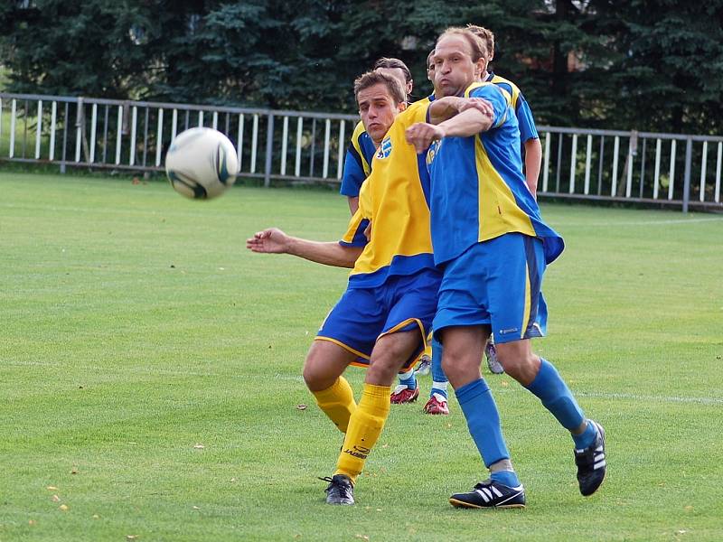 Tuchořický Milan Malý (vpravo) bojuje o míč s hráčem Dobroměřic Janem Harthanem.